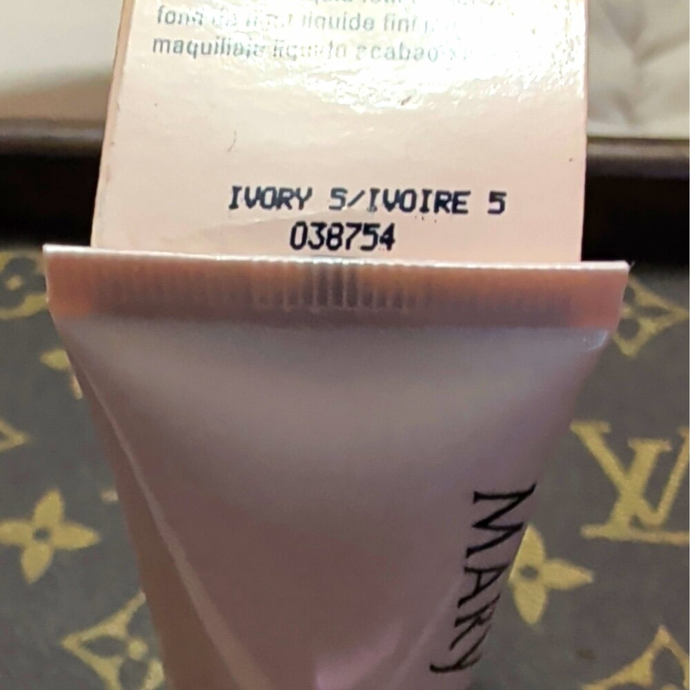 Mary Kay TimeWise Matte-Wear Liquid Foundation Ivory 5 1 fl oz/29 mL MPN 038754